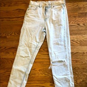 American Eagle Light wash Mom Jeans - Sz 4